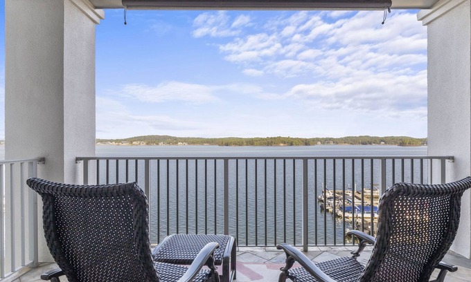 Dadeville Apartamento | Sunset Serenity at Lake Martin, Sunset Serenity- 2BR Lake Martin Condo w/best views!