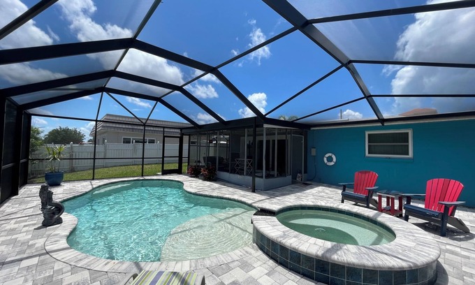 Gulf Harbors Casa | Sunset Serenity Retreat: Coastal Elegance with Poolside Bliss