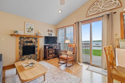 Baileys Harbor Casa | Sunset Shores - Lakeside Cabin #1 by Simple Life Rentals
