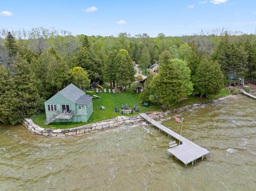 Baileys Harbor Casa | Sunset Shores - Waters Edge Cottage #2 by Simple Life Rentals