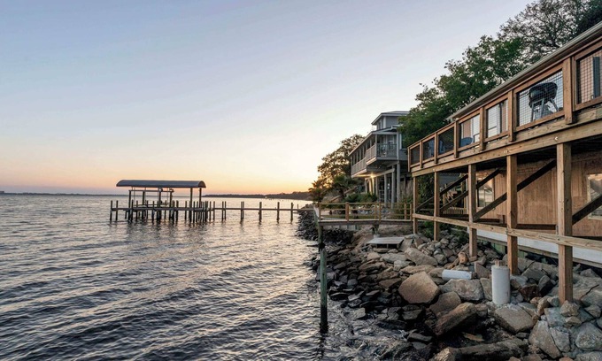 Fort Walton Beach - Destin Casa | Sunset Stay | Waterfront, Dolphins, Arcade, & Dock