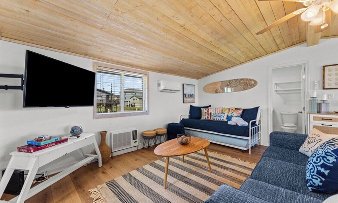 Pirates Beach Casa | Sunset Surf Lodge - Charming 2-bdrm house near fantastic Palm Beach, Galveston