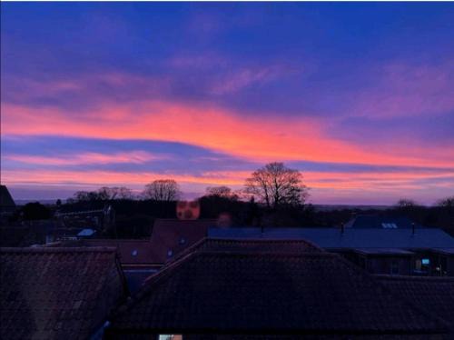 Holt Apartamento | Sunset View, 2 bedrooms in the heart of Holt with parking