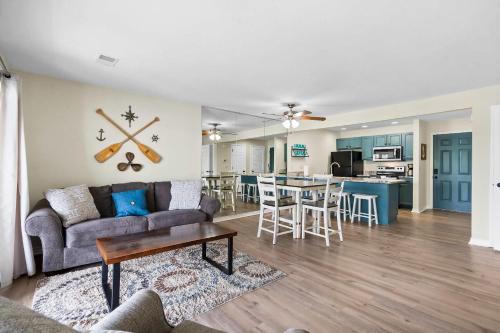Kimberling City Casa | Sunset View at Anchor's Point - Lakefront Stay for 8 with Private Balcony