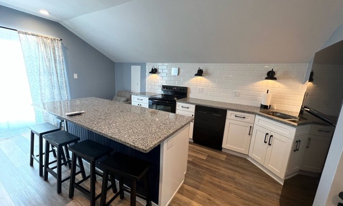 Vickery Cabaña | Sunset View Bayfront Cottage