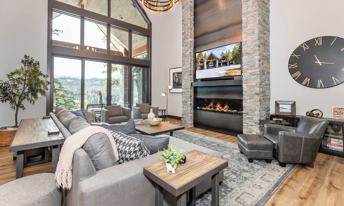 Cle Elum Casa | Sunset View Lodge, Modern Mountain Escape, Theater, Hot Tub in Suncadia