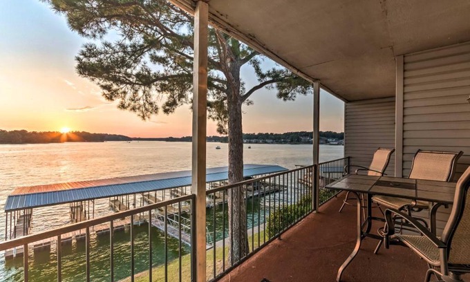 Lake Hamilton Apartamento | Sunset-View Resort Condo on Lake Hamilton!