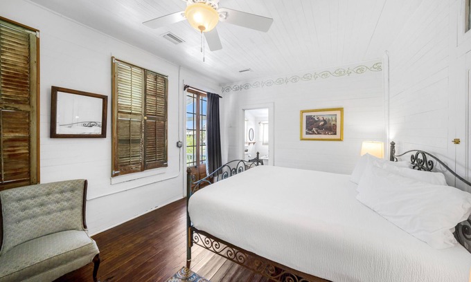 Historic Downtown Apalachicola Apartamento | Sunset Views & Balcony Access, King Bedroom