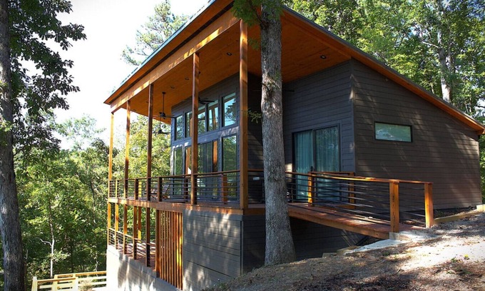 Arley Casa | Sunset Views-Modern Lake Retreat
