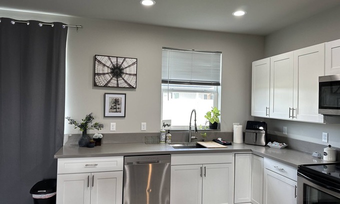 Kimberly Casa | Sunsets! 4 Bd 2 Ba spacious NEW home in Heritage Farms Subdivision Super Clean!