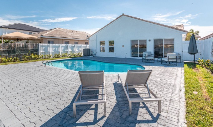 Ludlam Casa | Sunsets at the Pool