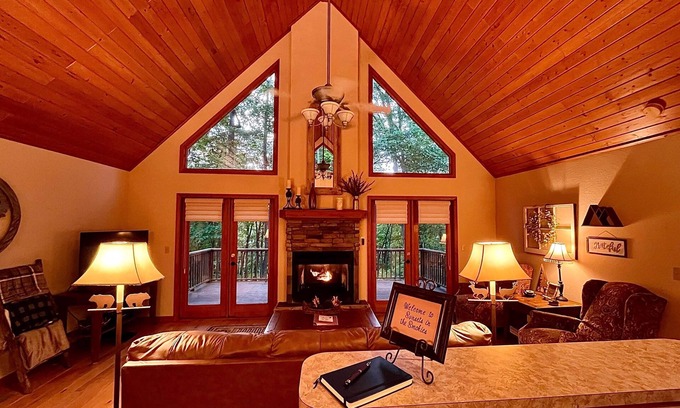 Franklin Casa | Sunsets in the Smokies. Secluded but not remote. 10 minutes north of Franklin.