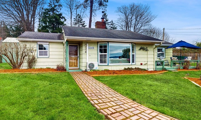 Des Moines Casa | Sunsets over Sound | Water-View Getaway on Half-Acre | Walk to Dining