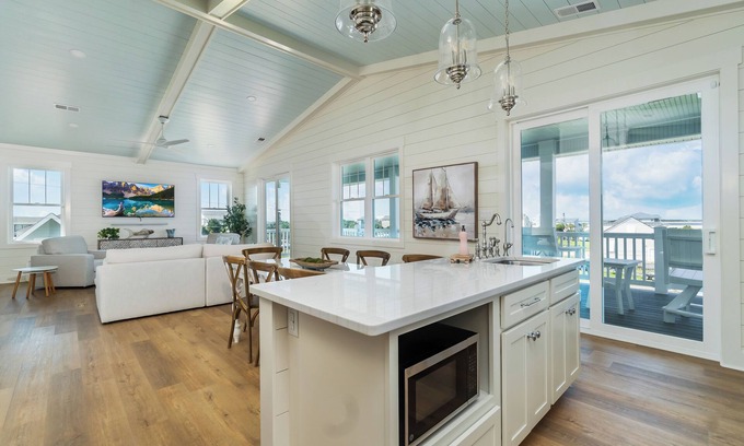 The Point Casa | Sunsets over the Sound, Poolside Luxury, steps away to The Point, diamond of the