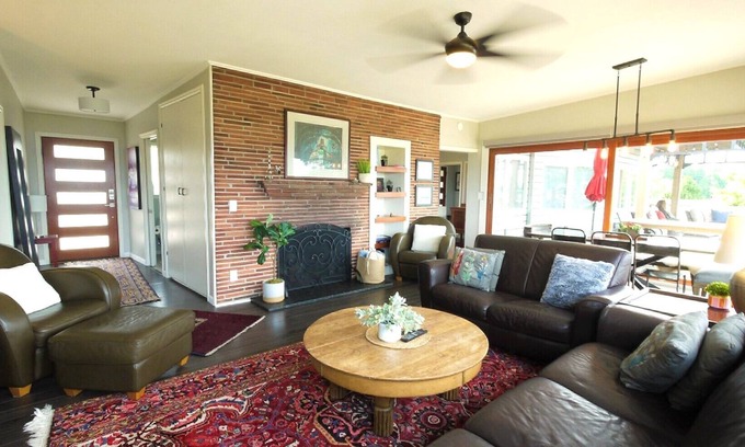 Des Moines Casa | Sunsets Over the Sound Mid-century modern view property blocks from the Marina!