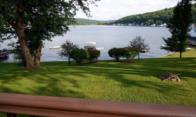 Cuba Casa | Sunsets & Skiing- Lake Front Rental House on Cuba Lake