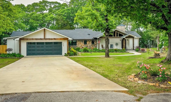 Heber Springs Casa | Sunsets, swimming and siestas in remodeled lakehouse in Heber Springs