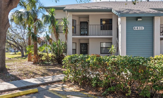 South Bradenton Apartamento | Sunshine 2-bedroom Shorewalk condo near beaches, IMG - Pickleball, Pool Lakeview
