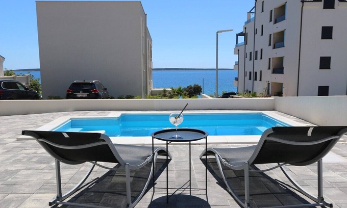 Mandre Apartamento | Sunshine Apartment with a Private Pool by the Beach TWO – Mandre, Pag