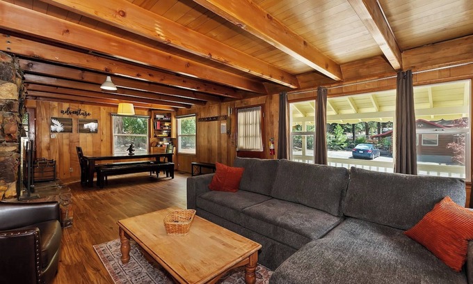 Moonridge Cabina | Sunshine Cabin Cozy 2-Story Getaway