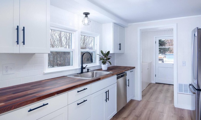 Libby Cabaña | Sunshine Cottage — Cozy Montana Getaway Located Right in the Town of Libby
