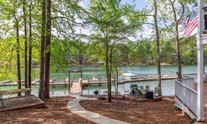 Dadeville Villa | Sunshine Daydream- 1 Bedroom Lakefront Condo