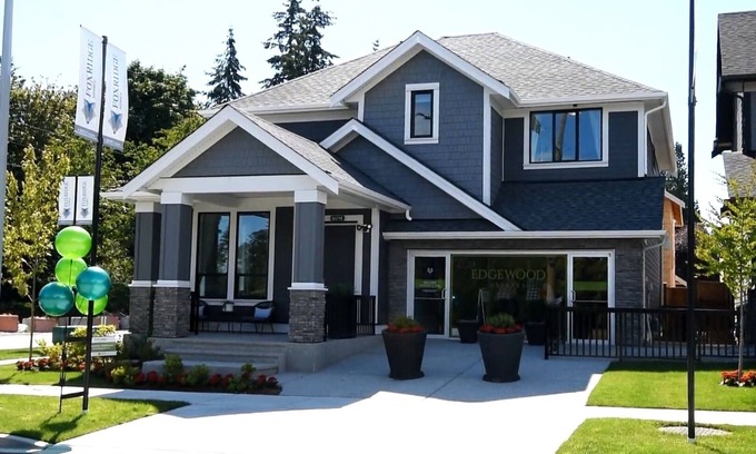 Surrey Casa | Sunshine house walkout south face suite