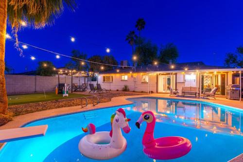 New Papago Parkway Casa | Sunshine Oasis! Heated Pool, Mini Golf, Sleeps 12