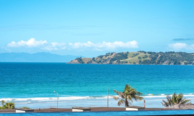 Onetangi Apartamento | Sunshine on The Beach at The Sands