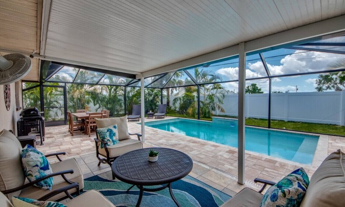 Caloosahatchee Casa | Sunshine POOL Cape Coral Home Centrally Located Great Outdoor Space