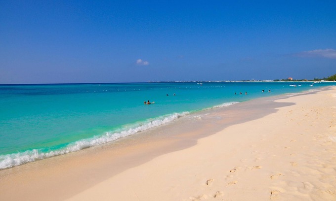 Seven Mile Beach Hotel | Sunshine Suites Resort