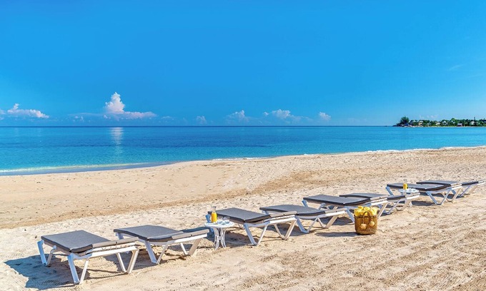 Runaway Bay Villa | Sunspot Beachfront Villa - Piscina - Personal - Me encanta este lugar - 6BR