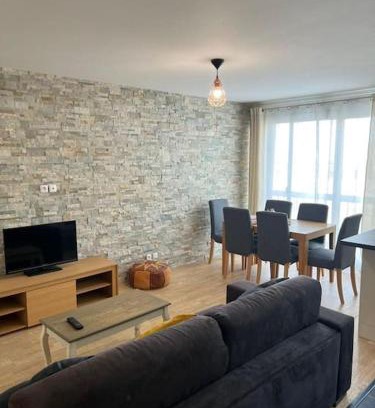 Les Puces de Saint-Ouen Apartamento | Super 3 pcs et Parking aux portes de Paris et stade de france à proximité des sites touristiques parisiens Montmartre , champs Élysée ,châtelet etc et des transports métro,RER ,wifi disponible