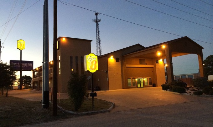 Bastrop Hotel | Super 8 by Wyndham Bastrop TX