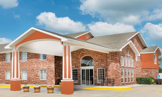Bolivar Hotel | Super 8 by Wyndham Bolivar