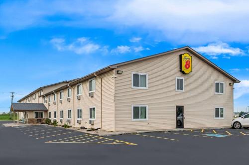 Council Bluffs Hotel | Super 8 by Wyndham Council Bluffs IA Omaha NE Area