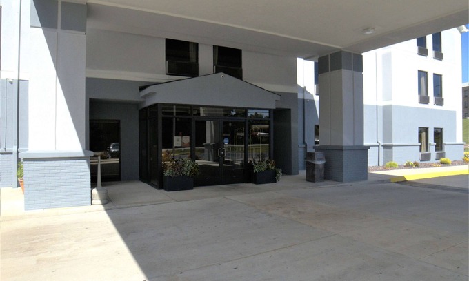 Crossville Hotel | Super 8 by Wyndham Crossville TN