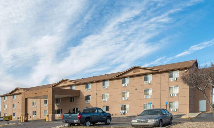 Dupont Hotel | Super 8 by Wyndham Henderson North East Denver