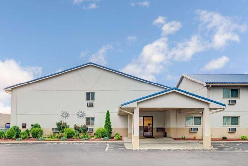 Beech Grove Hotel | Super 8 by Wyndham Indianapolis Emerson
