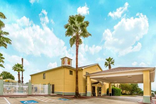 Lake Charles Hotel | Super 8 by Wyndham Lake Charles/Sulphur