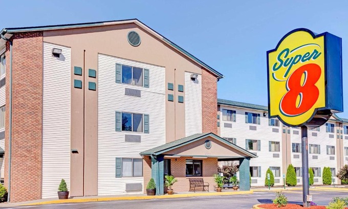 Edgewood Hotel | Super 8 by Wyndham Louisville Airport