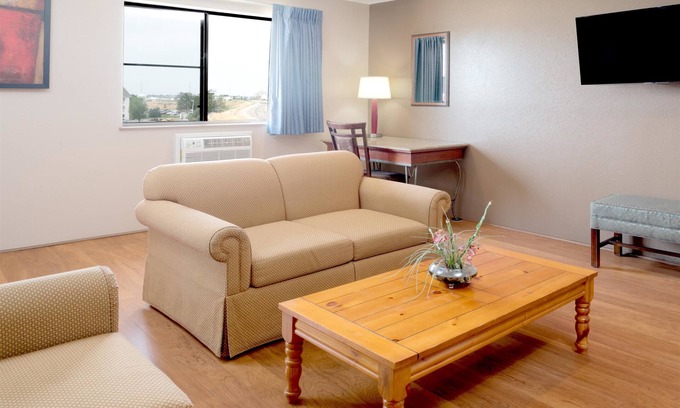 Nampa Hotel | Super 8 by Wyndham Nampa