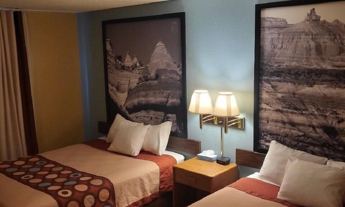 Raton Hotel | Super 8 by Wyndham Raton