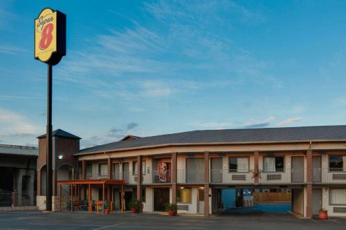 Downtown San Antonio Hotel | Super 8 by Wyndham San Antonio Pearl District Downtown