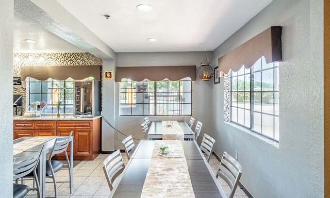 Pecan Valley Hotel | Super 8 by Wyndham San Antonio/Riverwalk Area