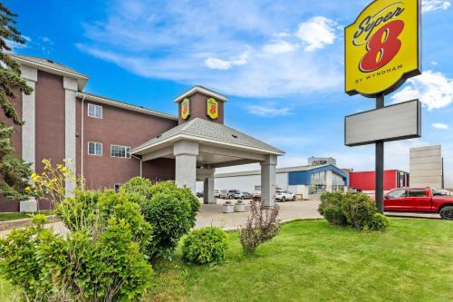 North Industrial Hotel | Super 8 by Wyndham Saskatoon Near Saskatoon Airport