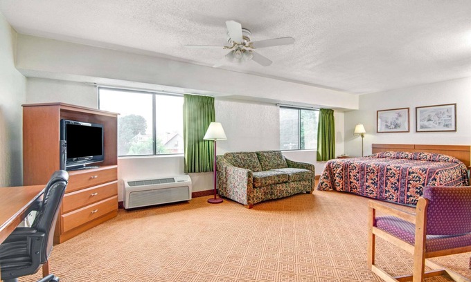 Stamford Hotel | Super 8 by Wyndham Stamford/New York City Area