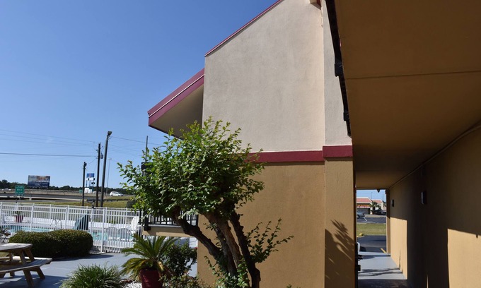 Tifton Hotel | Super 8 by Wyndham Tifton