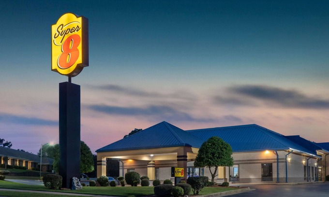 North Little Rock Hotel | Super 8 by Wyndham North Little Rock/McCain