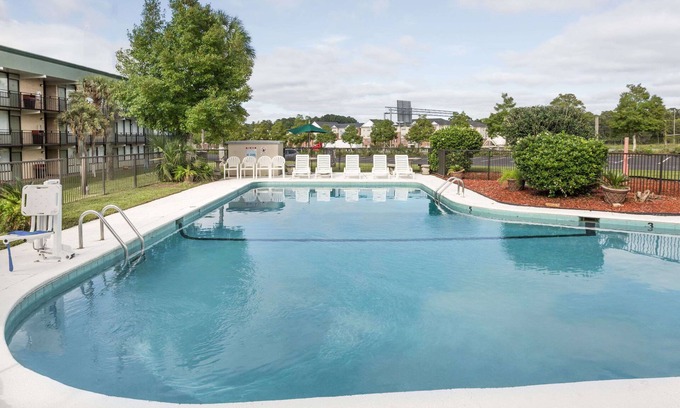 Valdosta Hotel | Super 8 by Wyndham Valdosta Mall